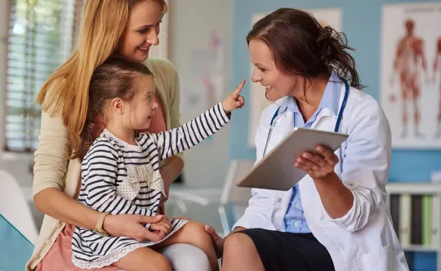 儿科执业护士在检查时与小病人微笑