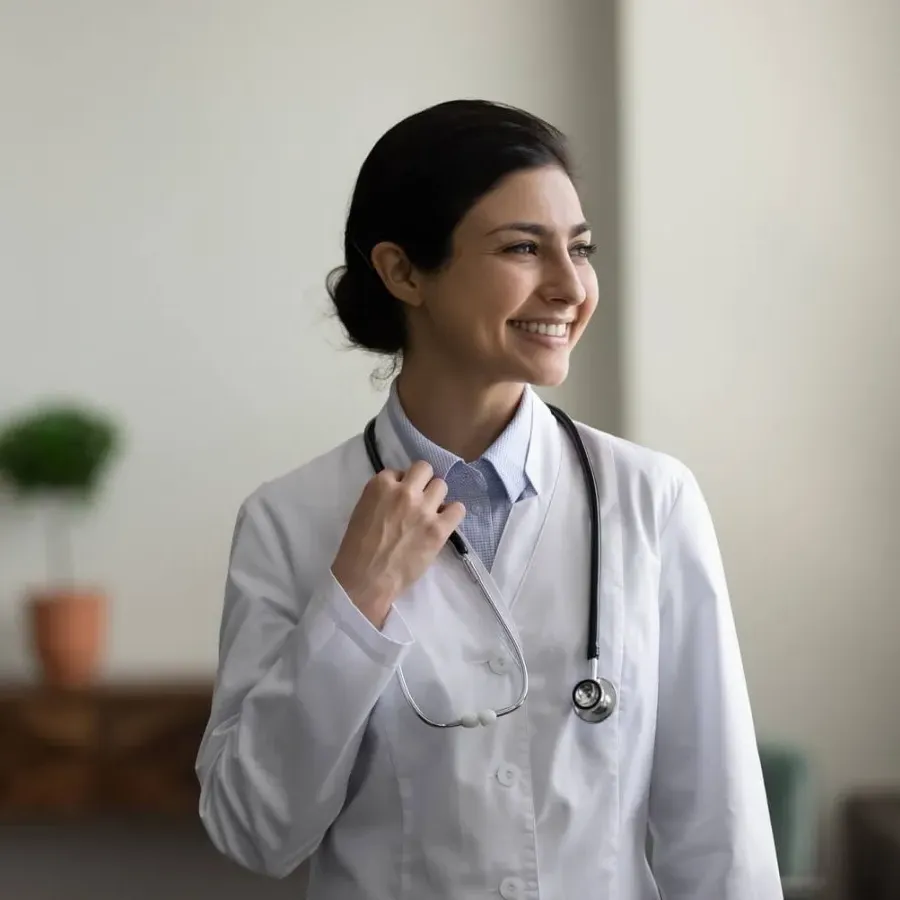 毕业于MSN的女执业护士在诊所微笑